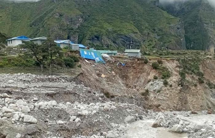 Glacial lakes threaten residents near Everest (photos)