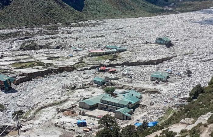 Glacial lakes threaten residents near Everest (photos)