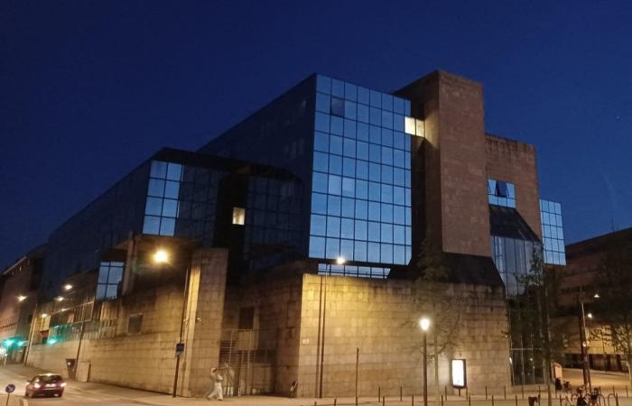 Sarthe. In police custody, he tries to escape from the police station