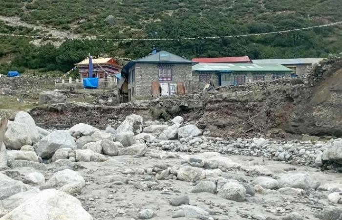 Glacial lakes threaten residents near Everest (photos)