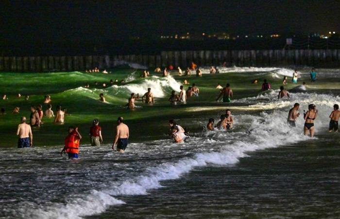 Faced with soaring temperatures, we go to the beach at night