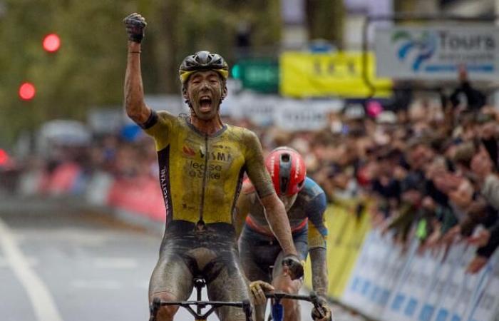 Christophe Laporte winner of the Paris-Tours classic, in the rain and in the mud