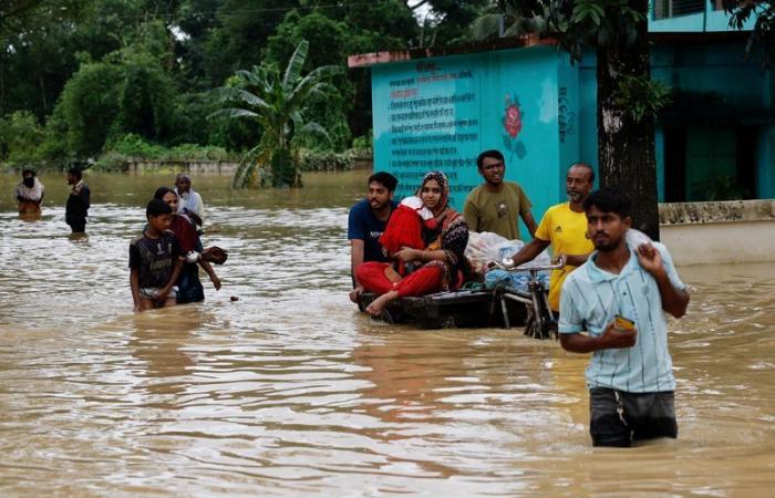 Floods in Bangladesh kill five, thousands stranded