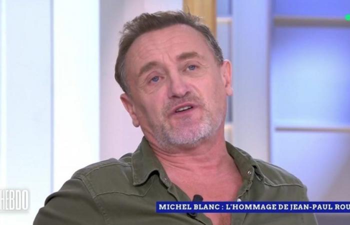 “That feels weird!” : Jean-Paul Rouve overcome by emotion while paying tribute to Michel Blanc in “C l’hebdo” on France 5