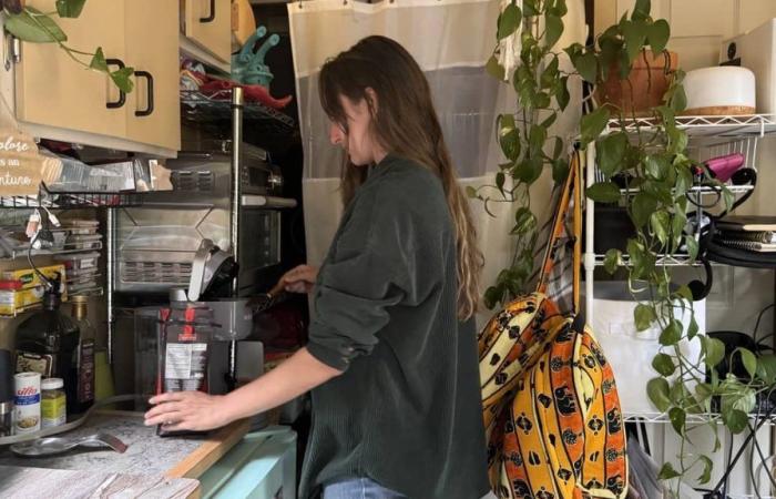 “It does me a lot of good”: she escapes the stress of the city to live in the forest in 96 square feet