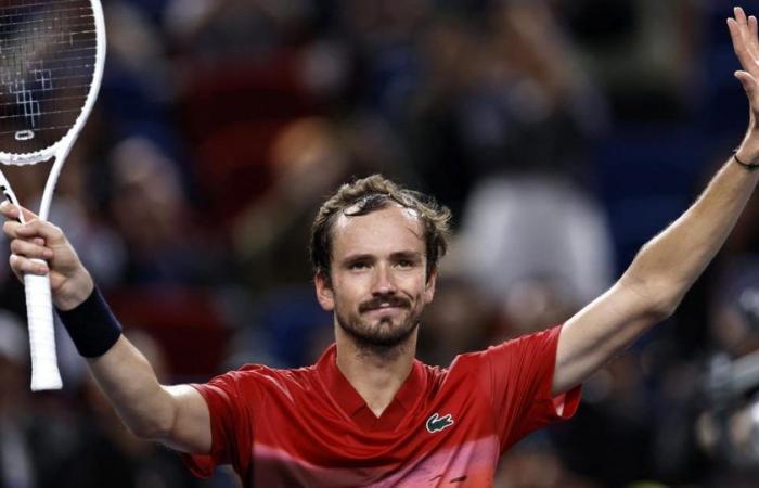 Daniil Medvedev struggles in Shanghai