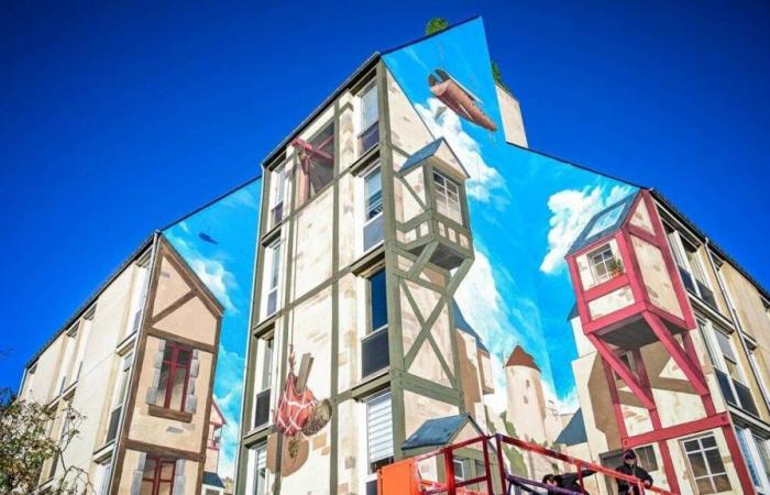 How to admire the trompe-l’oeil fresco at Place de l’Éperon in Le Mans?