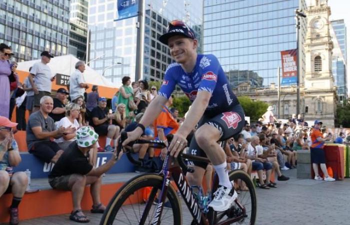 Stan Van Tricht offers himself the Bernocchi Cup to Axel Baudin