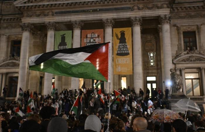 Hundreds of people in front of the Brussels Stock Exchange to pay tribute to the Palestinian and Lebanese victims