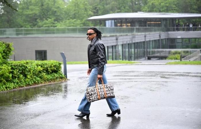 Why the Blues are in civilian clothes when they arrive at Clairefontaine