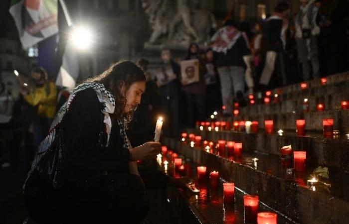 Hundreds of people in front of the Brussels Stock Exchange to pay tribute to the Palestinian and Lebanese victims