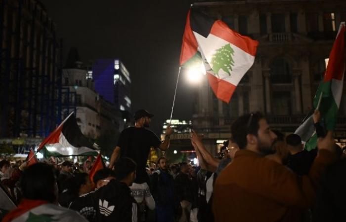 Hundreds of people in front of the Brussels Stock Exchange to pay tribute to the Palestinian and Lebanese victims