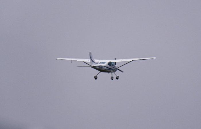 Two people die in the crash of a tourist plane into the wall of a house in Vendée