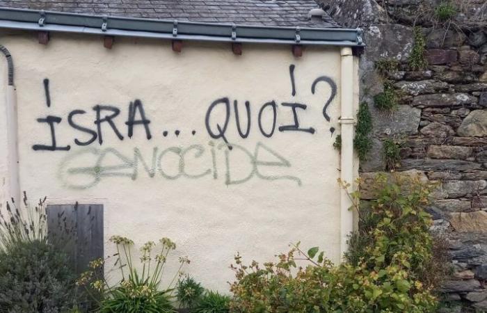 Tags in particular anti-Israel on houses in this small town in Loire-Atlantique