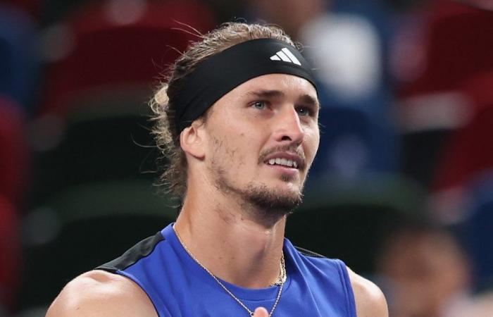 Alexander Zverev progresses in Shanghai despite health problems