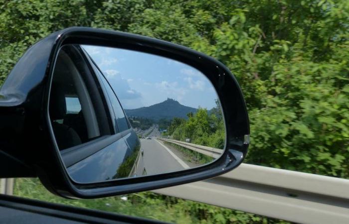 What is the rearview mirror scam and how to avoid it?