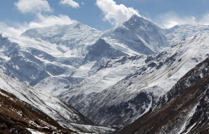 Without water or food, they survive for 3 days at an altitude of 6,000 meters in the Himalayas