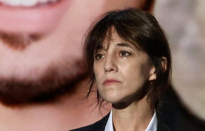 Tears fall on Charlotte Gainsbourg’s face: she has difficulty hiding her emotion, not far from the Sarkozy couple