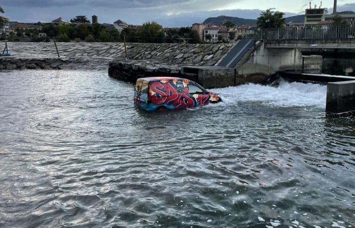 What is this utility vehicle completely covered in graffiti doing in the white waters of Millau?