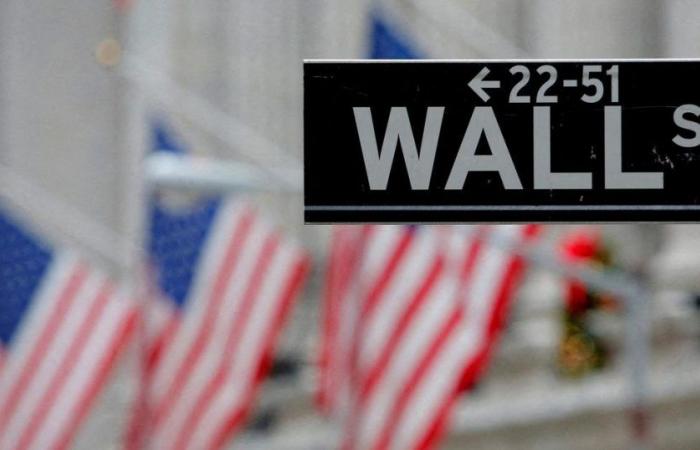 Wall Street closes higher as oil prices fall