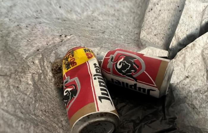 thinking that they were simple waste, a museum technician threw away these two cans of Jupiler, but…