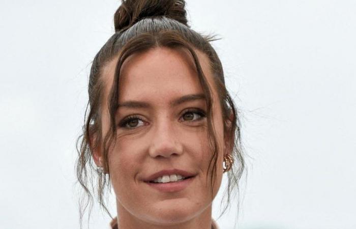 Adèle Exarchopoulos without makeup but with an anti-pimple heart patch promotes L’Amour ouf