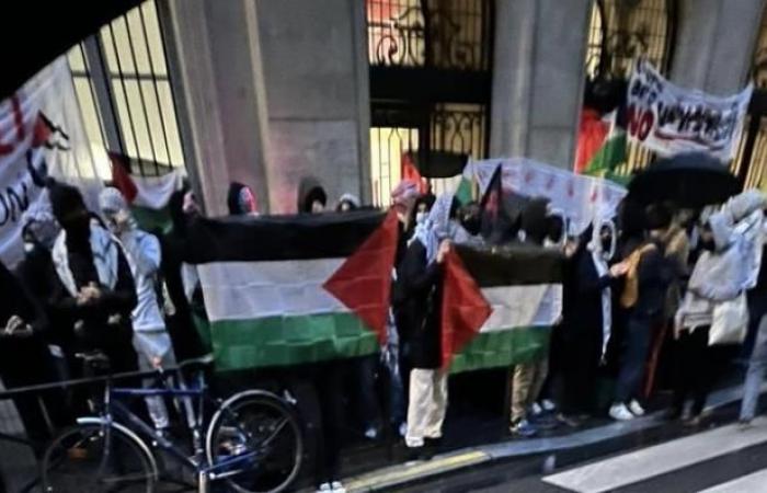 URGENT – Sciences Po Paris, blocked again this morning by pro-Palestinian activists who claim to be students – In Rennes, the entrances to Science Po were also barricaded