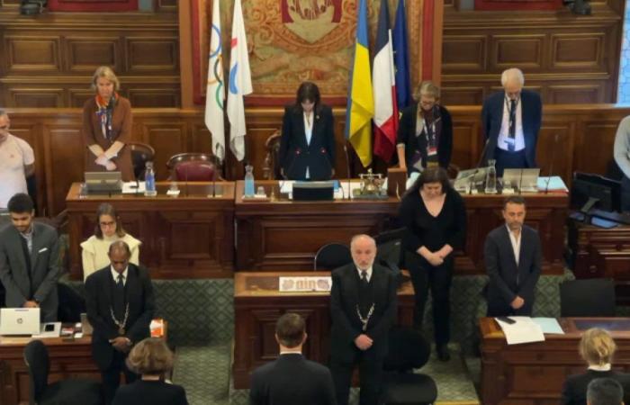 images of the minute of silence at the Council of Paris