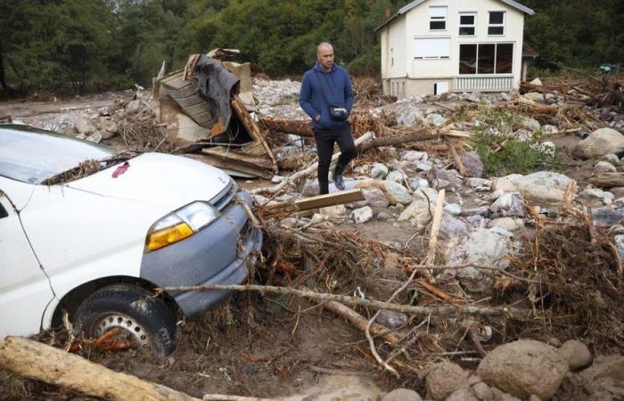 floods kill more than 20 people