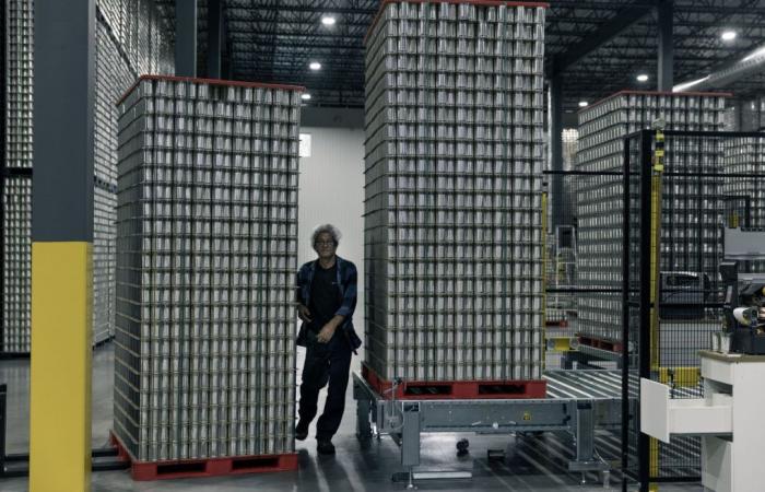 Workers from all over to make cans of maple syrup here