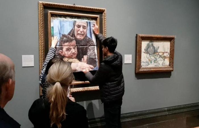 National Gallery | Pro-Palestinian activists briefly cover a Picasso painting