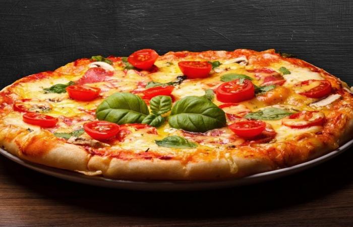 United pilot offers pizza to stranded passengers