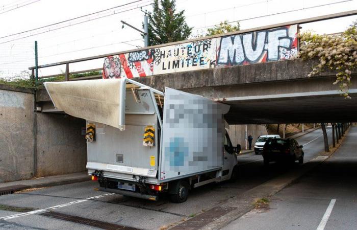 A truck hits a bridge in Toulouse: was the height signaling sufficient?