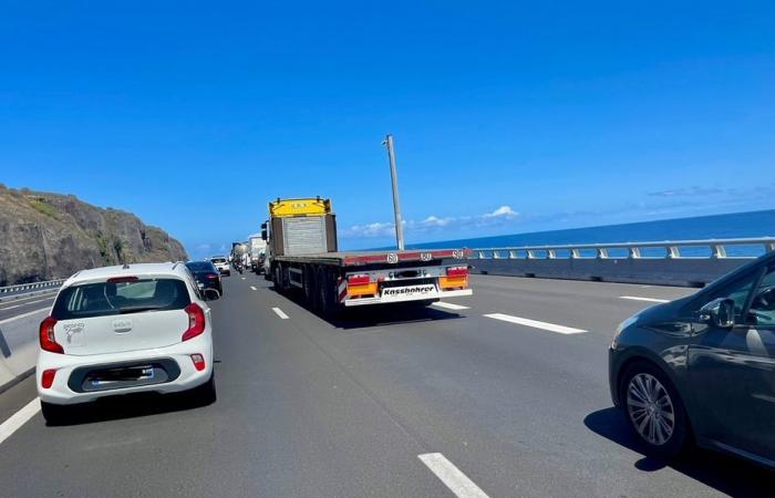 Traffic jams from Saint-Denis to the West, following a broken down school bus in La Possession