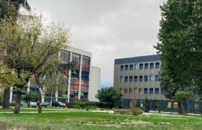 URGENT – Lyon: A high school targeted this morning by firework mortars, indicates the prefecture – A teacher was injured