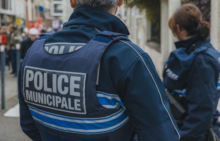 A municipal police officer hit by a man on a scooter after refusing to comply near Grenoble