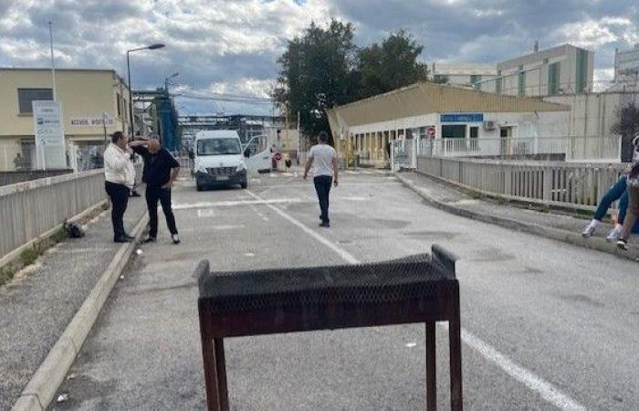 The access bridge to the Salindres chemical site, blocked due to a social conflict, open again