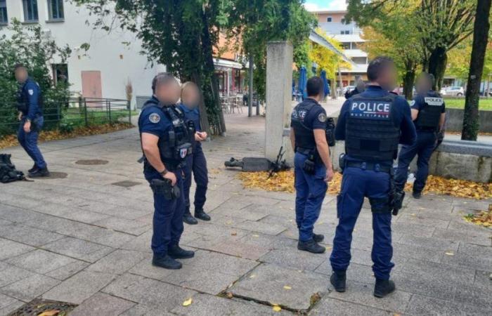 Échirolles. He rushes towards a police officer who was patrolling behind the Carrara: a scooter rider actively wanted