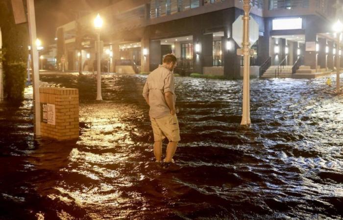 more than 3 million homes without power in Florida, wind gusts recorded at 150 km/h