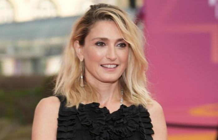 At 52, Julie Gayet candidly talks about her relationship with François Hollande: “We tend to…”