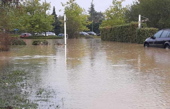 what are the flooded and impassable roads in Yvelines?