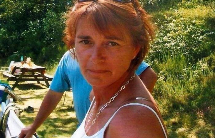 fourteen years after the murder of their mother in Brittany, two sisters confide