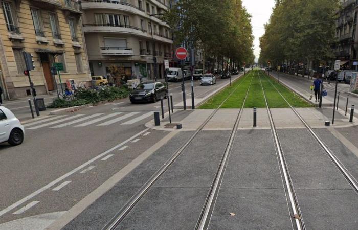 VIDEO. An armored van attacked with a Kalashnikov in the middle of the street in the center of Grenoble