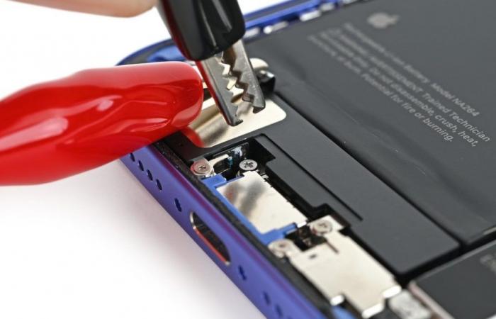 iFixit makes it easier to repair iPhone 16s with its USB-C alligator clips