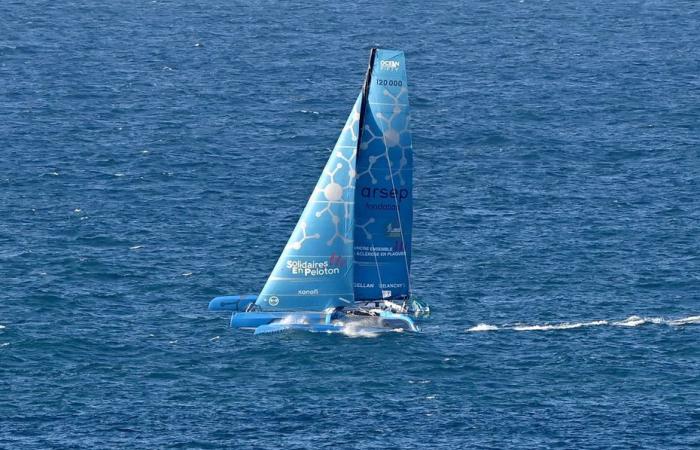 returning from a competition, the famous sailor comes to the aid of a migrant boat in great difficulty in the Mediterranean