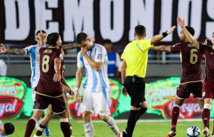 “It looks like water polo”: criticism for the terrible conditions of the playing field at the Monumental Stadium of Maturín in the Venezuela vs. match. Argentina