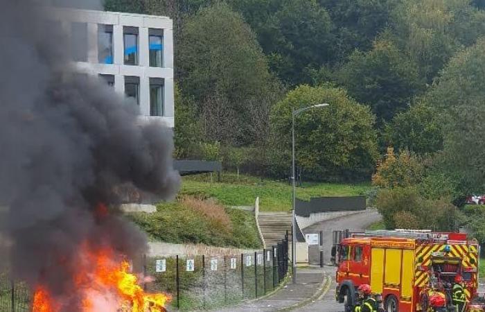 Meurthe-et-Moselle. A car catches fire in front of Longlaville college