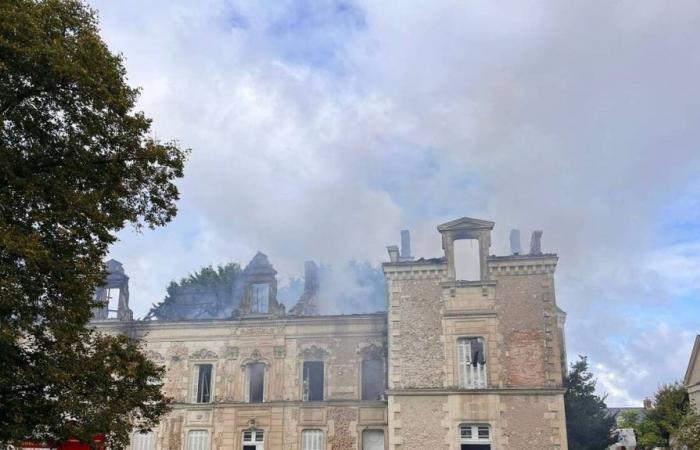 this Sarthe castle completely destroyed by fire