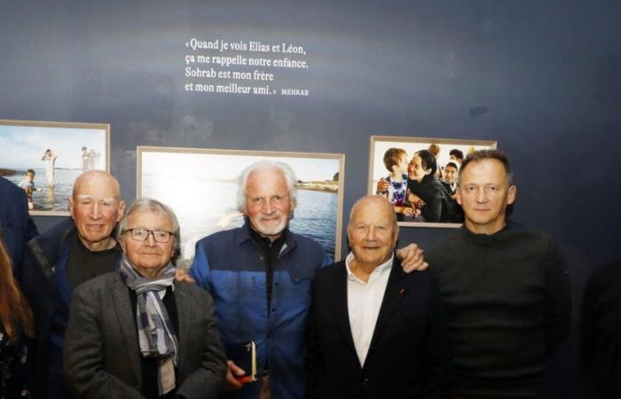 Yann Arthus-Bertrand admires, alongside Marc Ladreit de Lacharrière, a powerful and rare work