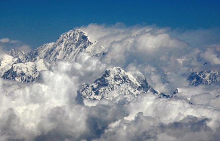 the remains of a British man who disappeared a hundred years ago found on the slopes of Everest